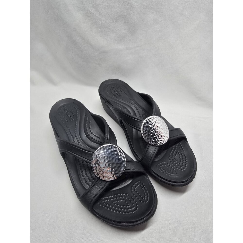 CROCS Sanrah Sandals Women’s Sz 7 Black Hammered Silver Circle Wedge- FLAWS